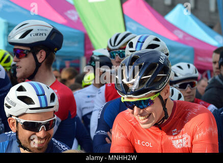 ABERDEEN, Scozia - 17 Maggio 2018: piloti nella serie Tour Cycle Race chat sulla linea di partenza Credito: Douglas MacKenzie/Alamy Live News Foto Stock