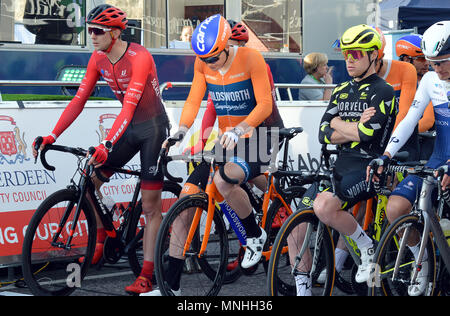 ABERDEEN, Scozia - 17 Maggio 2018: alcuni sembrano totalmente rilassato e altri totale concentrazione, piloti al via della serie Tour cycle race su Union Street Credit: Douglas MacKenzie/Alamy Live News Foto Stock