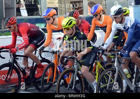 ABERDEEN, Scozia - 17 Maggio 2018: stanno fuori! Piloti di lasciare l'inizio ln l'OVO Energy Tour Gara ciclistica in Union Street Credit: Douglas MacKenzie/Alamy Live News Foto Stock