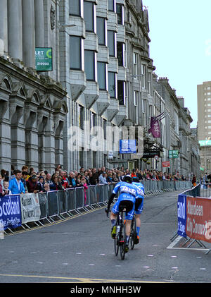 ABERDEEN, Scozia - 17 Maggio 2018: Scottish piloti impegnati in una curva stretta sulla terrazza dell'Unione dall'Unione nella terrazza dell'OVO Terrazza energia cycle race Credit: Douglas MacKenzie/Alamy Live News Foto Stock