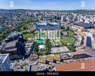 Iasi, Romania, Luglio 2017: Iasi city centre e Palas Mall vista aerea Foto Stock