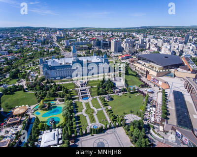 Iasi, Romania, Luglio 2017: Iasi city centre e Palas Mall vista aerea Foto Stock