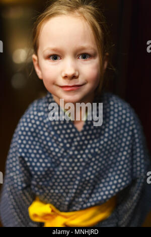 Ritratto di adorabile bambina indossa uno yukata tradizionale kimono giapponese Foto Stock