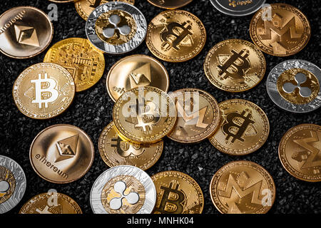 Pila di cryptocurrencies. Bitcoin e più importante concetto cryptocurrency Foto Stock