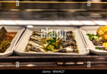 Boquerones en vinagre pronto per servire come Hors d'oeuvre Madrid, Spagna. Foto Stock