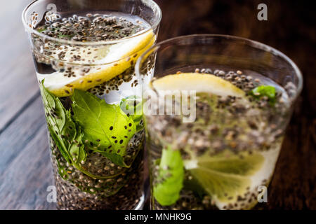 Detox acqua con Chia semi, foglie di menta e limone. Bevanda organico concetto. Foto Stock