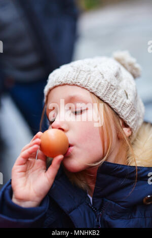 Bambina cercando uova bollite in giapponese hot springs Foto Stock