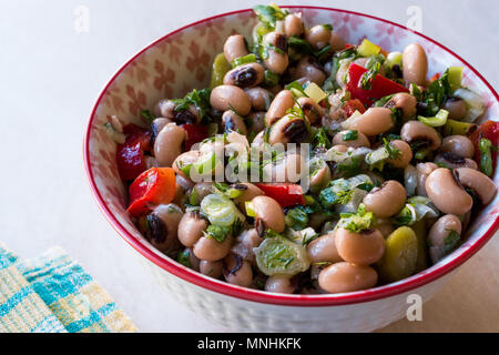 Fagiolo con insalata di pomodori, il prezzemolo e l'aneto / Borulce Salatasi / Salata. Alimenti biologici. Foto Stock