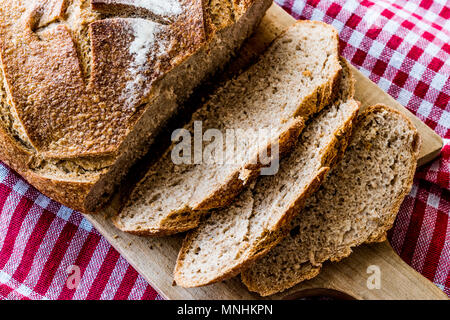 Irish soda le fette di pane sulla tovaglia cibo organico. Foto Stock