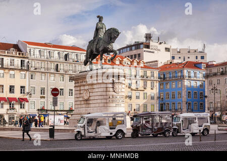 27 Febbraio 2018: Lisbona, Portogallo - Tuk tuks allineati sotto la statua equestre di Dom Joao o Giovanni 1 in Figueira Plaza su una mattina di sole in lat Foto Stock