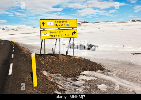 Cartello stradale per Akureyri, Myvatn,Thorshofn e Vopnafjordur, accanto all'Islanda Ring Road. Foto Stock