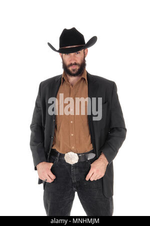 Un giovane serio cerca uomo in un blazer grigio e nero cappello da cowboy con le mani in tasca, isolato per sfondo bianco Foto Stock