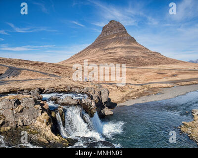 16 Aprile 2018: Snaefellsnes Peninsula, West Islanda - La montagna Kirkjufell e cascata Kirkjufellsfoss sulla penisola Snaefellsnes, Islanda... Foto Stock