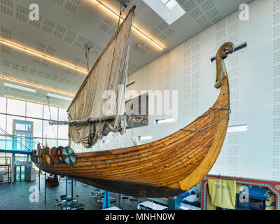 18 Aprile 2018: Keflavik, Islanda - Il Islendingur, una replica della Gokstad Viking Ship, a Vikingaheimar, un museo vichingo nella penisola di Reykjanes Foto Stock
