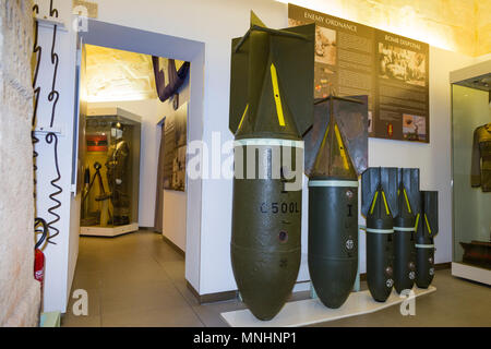 Visualizzazione delle bombe di varie dimensioni utilizzati dai paesi asse Germania & Italia contro Malta durante la Seconda Guerra Mondiale. Museo di Guerra di Malta in Malta. (91) Foto Stock