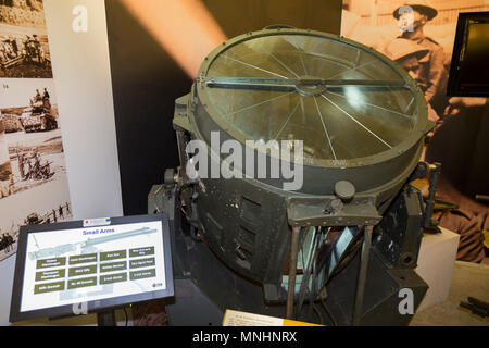 Mostra / display di reperti tra cui WW2 / Guerra Mondiale 2 / SECONDA GUERRA MONDIALE ricerca luce all'interno della fiera visualizzato a Museo di Guerra di Malta, Malta. (91) Foto Stock