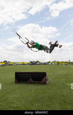 Sport estremo kite landboarding in Essex, UK. Airborne salto. Foto Stock