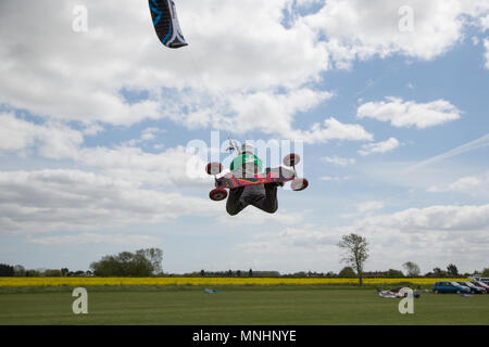 Sport estremo kite landboarding in Essex, UK. Andando airborne. Foto Stock