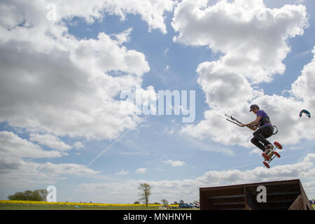 Sport estremo kite landboarding in Essex, UK. Andando airborne. Foto Stock