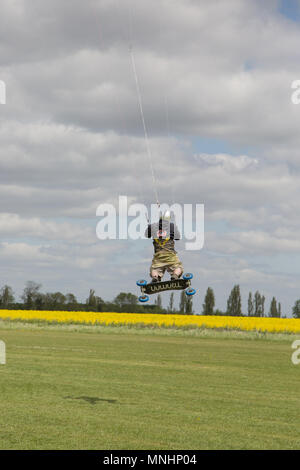 Sport estremo kite landboarding in Essex, UK. Airborne. Foto Stock