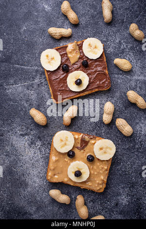 Sandwich al burro di arachidi in forma di orso Foto Stock