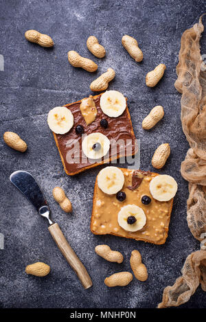 Sandwich al burro di arachidi in forma di orso Foto Stock