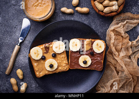 Sandwich al burro di arachidi in forma di orso Foto Stock