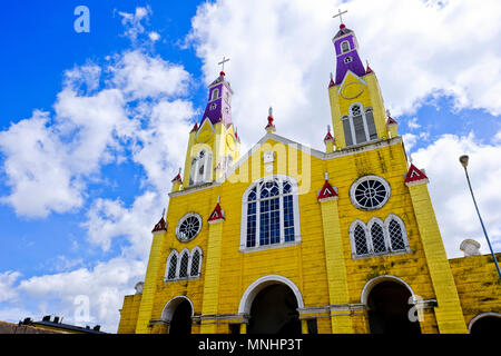 Giallo la facciata della chiesa di San Francisco, Sito Patrimonio Mondiale dell'UNESCO, Castro, Isola di Chiloe, Cile Foto Stock