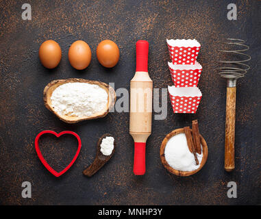 Ingredienti per la cottura su sfondo arrugginito Foto Stock