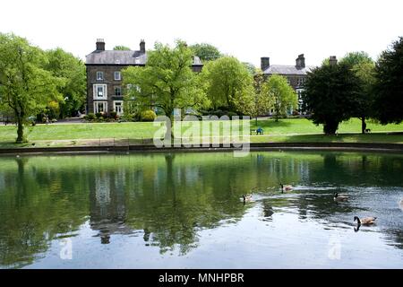 Una vista sul lago in Pavilion Gardens, Buxton, Derbyshire, Regno Unito Foto Stock