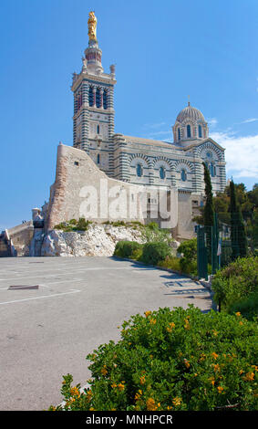 La cattedrale di Notre Dame de la Garde, chiesa di pellegrinaggio e punto di riferimento della città, Marsiglia, Bouches-du-Rhone, Provence-Alpes-Côte d'Azur, in Francia Foto Stock