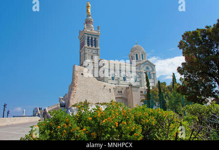 La cattedrale di Notre Dame de la Garde, chiesa di pellegrinaggio e punto di riferimento della città, Marsiglia, Bouches-du-Rhone, Provence-Alpes-Côte d'Azur, in Francia Foto Stock