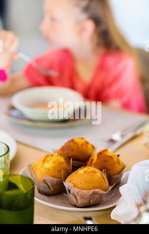 Pasticcini appena sfornati serviti per colazione al resort tropicale o home Foto Stock