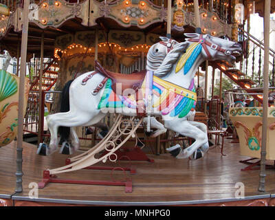 Giostra cavalli o merry-go-round cavallo su un bambini merry-go-round di vecchia città di Marsiglia, Bouches-du-Rhone, Provence-Alpes-Côte d'Azur, in Francia Foto Stock