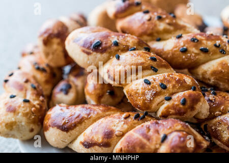 Turco biscotti salati con tè / Burgu Kurabiye Foto Stock