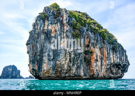 Thai isola solitaria sul Mare delle Andamane. Rocce calcaree sul mare. Foto Stock