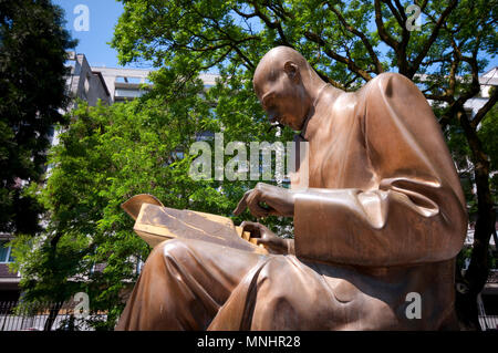 L'Italia, Lombardia, Milano, Indro Montanelli monumento di Vito Tongiani Foto Stock