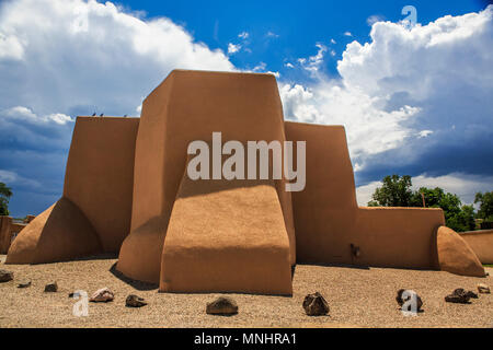 Il San Francisco de Asis chiesa della missione di Taos, Nuovo Messico è una delle più celebri strutture nel sud-ovest ed è stato nominato un sito del Patrimonio Culturale Mondiale dell UNESCO e un U.S. Monumento Storico Nazionale. Foto Stock