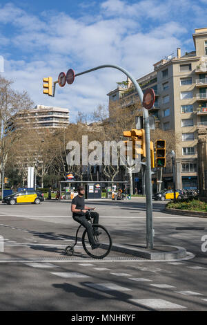 Barcellona, Spagna - 26 Marzo 2018: l'uomo non identificato in sella alla Penny Farthing, noto anche come una ruota di alta bicicletta sulle strade di Barcellona. Foto Stock