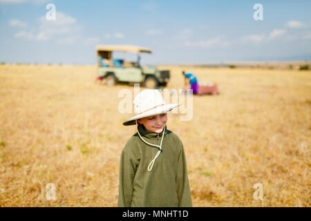 Adorabile bambina in Kenya safari al mattino game drive in veicolo aperto Foto Stock