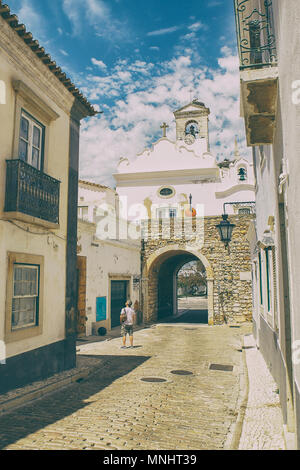 Faro, Portugal-May 7,2018: europeo visite turistiche per le strade del centro storico di Faro in Algarve. Foto Stock