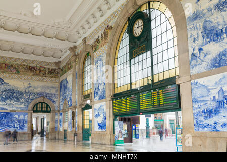 Porto, Portogallo - 16 Gennaio 2018: la gente nel vestibolo della alla Stazione Ferroviaria di Sao Bento. Essa è decorata con circa 20.000 azulejo piastrelle, dat Foto Stock