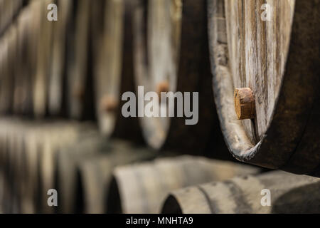 Fila di porto in legno barili di vino nella cantina di vino Porto, Portogallo. Foto Stock