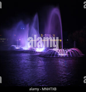 Vinnytsia, Ucraina - 13 Ottobre 2017: Vinnytsia multimedia fontana fu costruito sul fiume Southern Buh in città Vinnytsia vicino Festivalny Isle. Questo Foto Stock