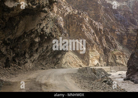 Pericolose su strada di montagna tra Leh e Lamayuru in Ladakh, Jammu e Kashmir India Foto Stock