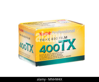 Un vecchio film di imballaggio a partire da circa 2002, con il polo negativo a Kodak Tri-X B & W film ISO 400 per 36 esposizioni. Isolato su sfondo bianco. Foto Stock