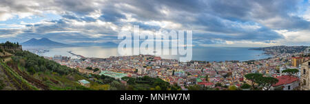 Panorama di Napoli vista del golfo di Napoli e sul Vesuvio, provincia della Campania, Italia. Foto Stock