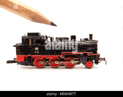 Modello di vapore 74 presso il tipo le ferrovie tedesche (DB) in confronto con una matita. Marklin Mini Club Z scala (1:300), # 8895th Foto Stock