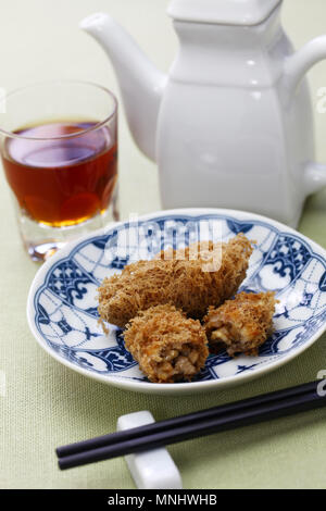 Profondo fritto a nido d'ape gnocchi di taro, cinese dim sum Foto Stock