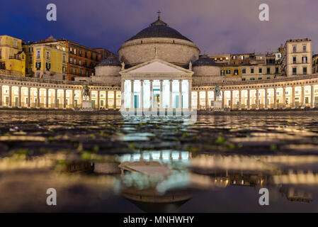 Chiesa di San Francesco di Paola in Piazza del Plebiscito ( Piazza del Plebiscito ) di notte a Napoli, Italia Foto Stock